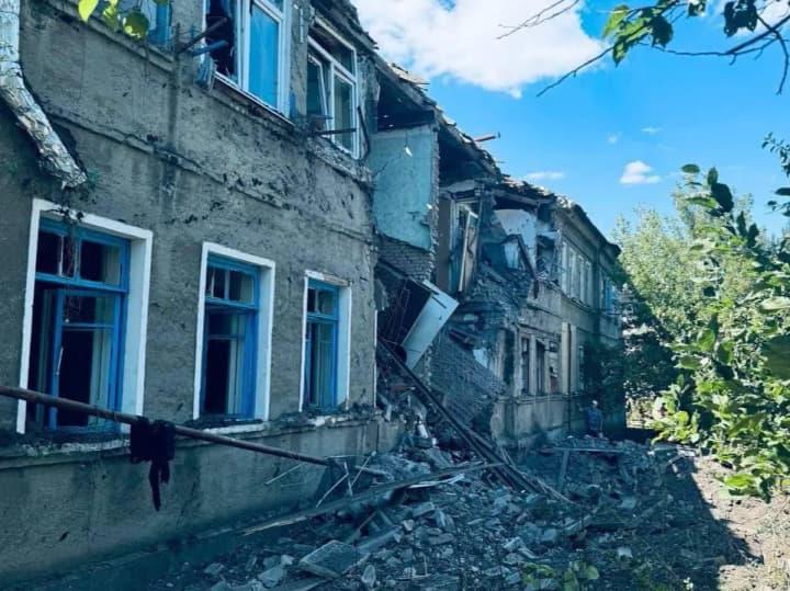 occupants-hit-kramatorsk-with-smerch-a-two-story-building-was-hit-one-person-is-under-the-rubble