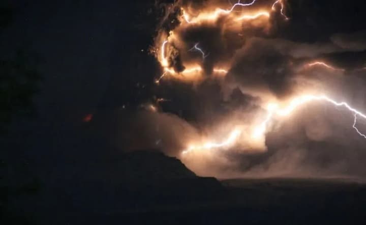 zemletryasenie-magnitudoi-70-i-izverzhenie-vulkana-na-kamchatke