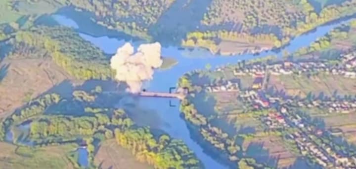 u-povitrianykh-sylakh-pokazaly-video-aviaudaru-po-druhomu-mostu-cherez-seim-na-kurshchyni