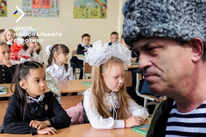 okkupanti-usilivayut-militarizatsiyu-v-shkolakh-i-khotyat-aktivnee-privlekat-kazakov-k-obrazovatelnomu-protsessu