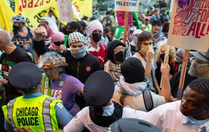 u-ssha-demonstranty-vymahaiut-prypynennia-vohniu-v-hazi-pislia-proryvu-cherez-parkany-dnc-kilka-osib-zaareshtovano-zmi