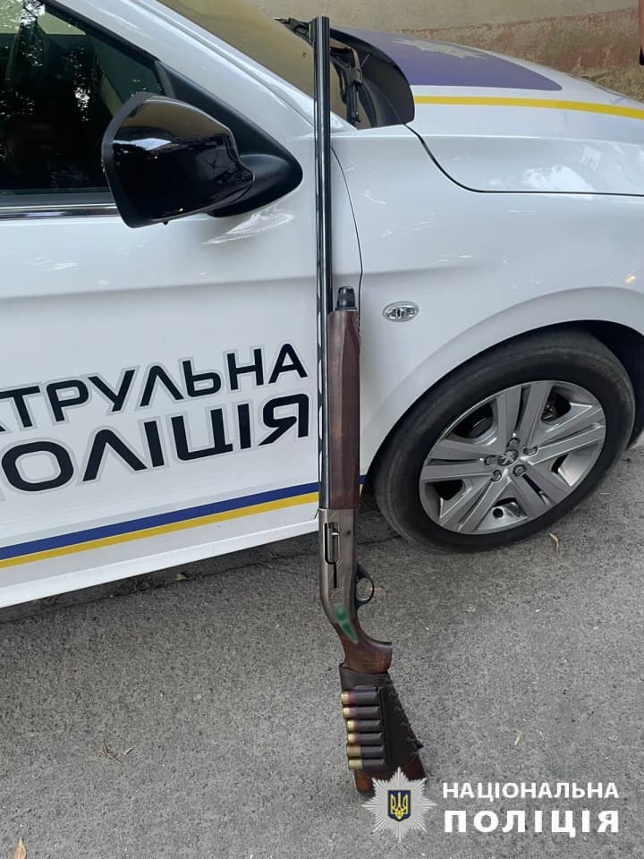 u-kharkovi-netverezyi-cholovik-striliav-z-rushnytsi-po-perekhozhykh-yoho-zatrymaly-politsiia