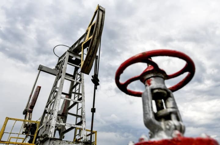 world-oil-prices-continue-to-fall-reuters