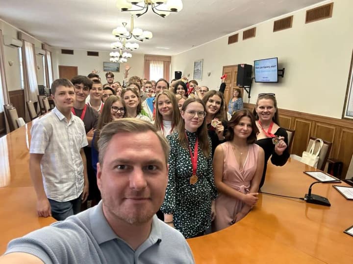 yest-kem-gorditsya-kravchenko-vruchil-nagradi-yunim-geniyam-kievshchini-kotorie-stali-pobeditelyami-konkursov-i-olimpiad