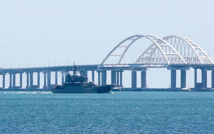 dvizhenie-na-kerchenskom-mostu-perekrito-iz-za-vozmozhnoi-raketnoi-ugrozi