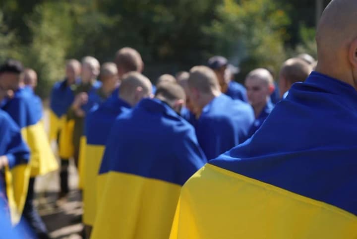 115-ukrainian-defenders-returned-home-from-captivity-zelensky