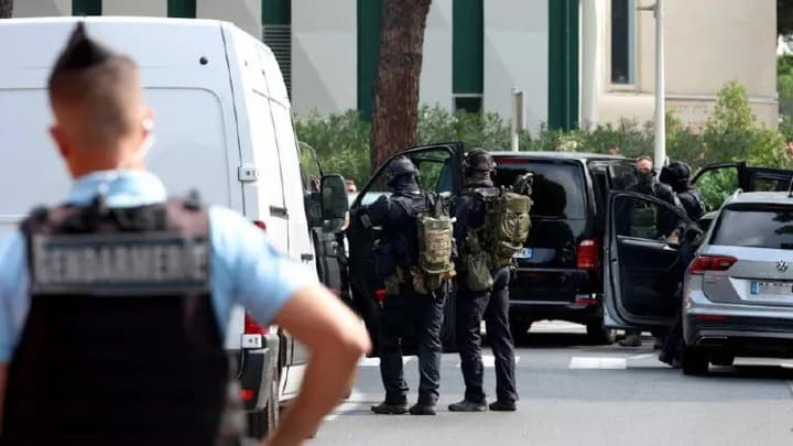 explosion-in-front-of-a-synagogue-in-france-a-police-officer-is-injured