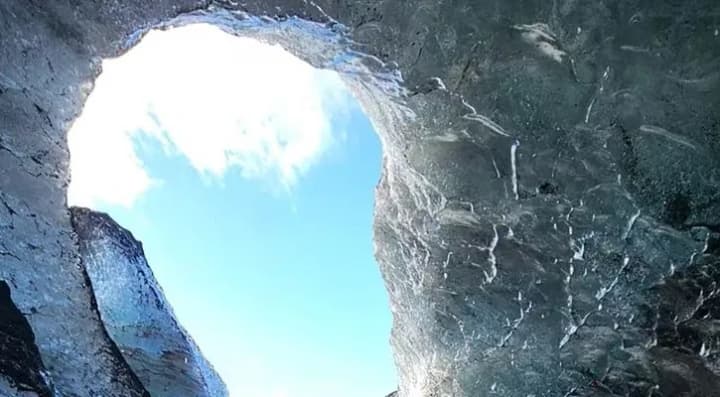 obval-lodovykovoi-pechery-v-islandii-dvoie-turystiv-travmovani-dvoie-znykli