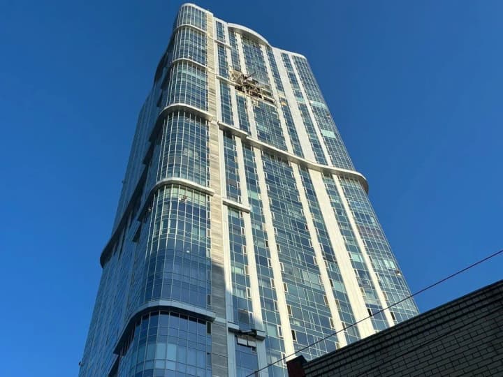 u-saratovi-ta-enhelsi-v-rf-ulamky-bezpilotnykiv-vpaly-na-zhytlovi-budynky