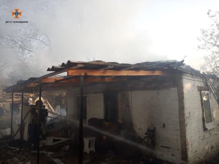 na-cherkashchyni-cherez-rosiisku-ataku-poshkodzheni-budynky-ta-liniia-elektroperedach