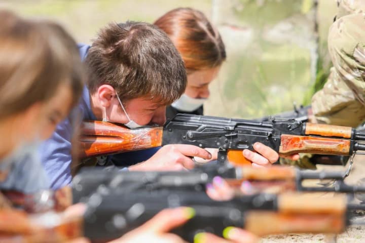 ponad-800-zakladiv-osvity-vyrishyly-doluchytysia-do-onovlennia-predmeta-zakhyst-ukrainy-mon