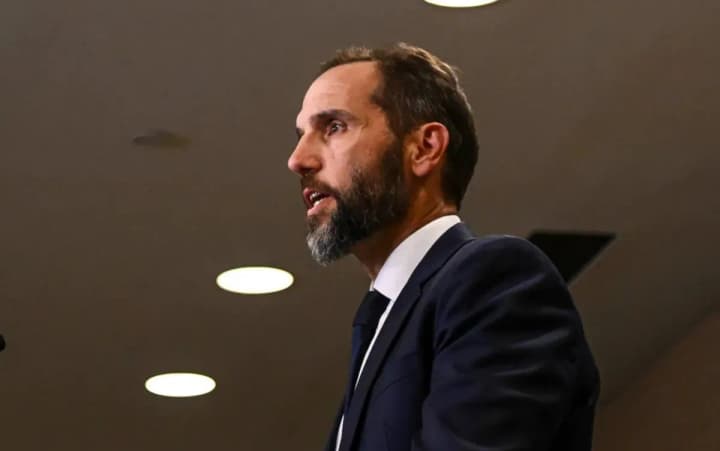 spetsprokuror-trebuet-vozobnovit-delo-trampa-o-nenadlezhashchem-obrashchenii-s-sekretnimi-dokumentami