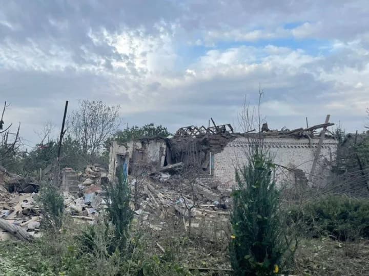 russian-army-hits-a-house-in-donetsk-region-with-a-bomb-at-night-a-whole-family-is-killed-in-the-rubble