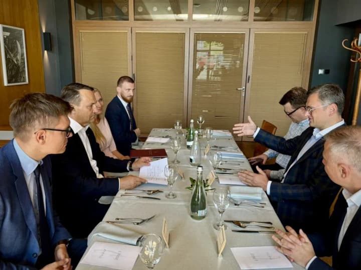 kuleba-obsudil-s-glavoi-mid-polshi-peredachu-migov-dlya-vsu-i-sbitie-rossiiskikh-raket-polskoi-pvo