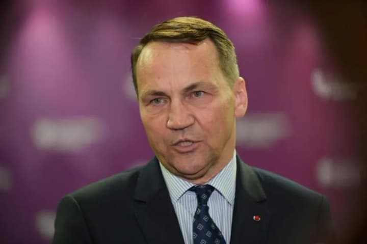 sikorskii-nadeetsya-chto-ukraina-reshit-istoricheskie-voprosi-s-polshei-v-dukhe-blagodarnosti-za-okazannuyu-pomoshch