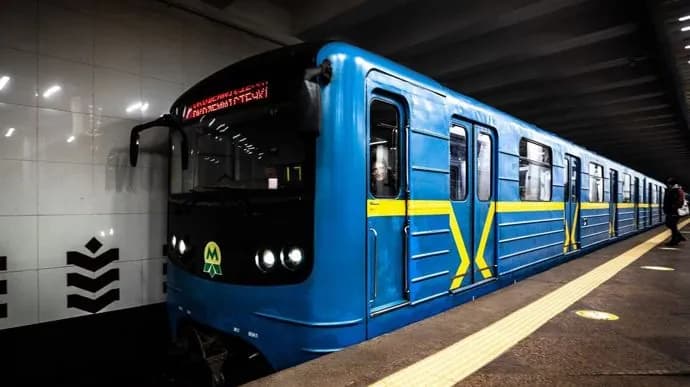 riatuvalnyky-vytiahly-cholovika-z-pid-vahona-metro-v-kyievi
