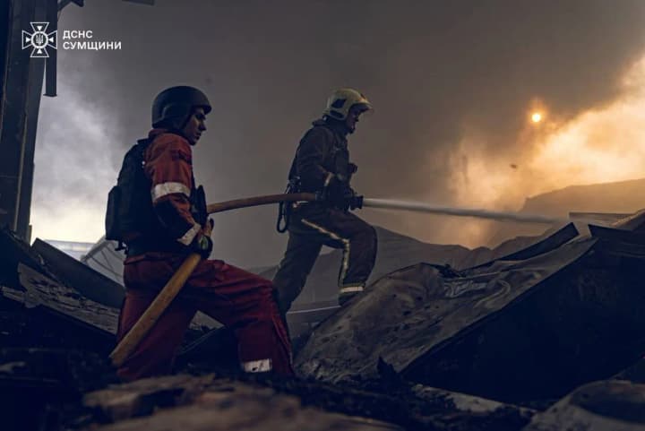 likvidatsiia-tryvala-12-hodyn-u-sumakh-zahasyly-masshtabnu-pozhezhu-pislia-rosiiskoho-obstrilu