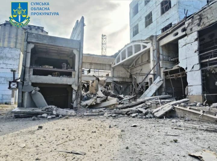 rosiia-zavdala-aviaudaru-po-promyslovykh-obiektakh-u-sumakh-poranena-zhinka