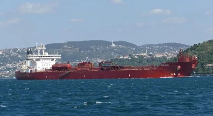 v-chervonomu-mori-atakovani-dva-vantazhnykh-sudna-sered-nykh-saudivskyi-tanker