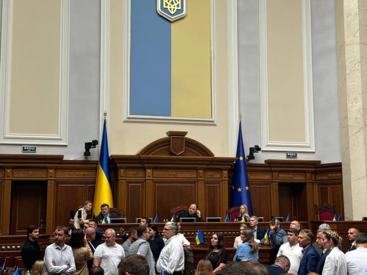 mps-block-the-rostrum-of-the-verkhovna-rada-because-of-the-refusal-to-put-to-vote-the-draft-law-on-mobilization-of-ukrainians-under-the-age-of-25