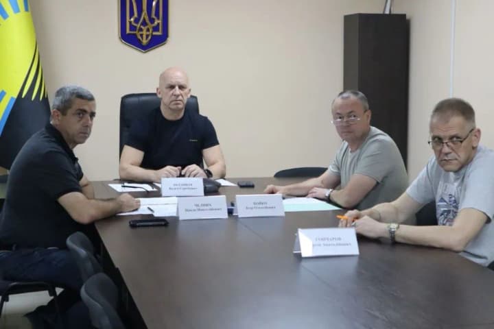 na-donechchyni-tryvaie-masshtabna-pozhezha-ploshcheiu-5000-ha-sytuatsiia-na-mezhi-ns-derzhavnoho-rivnia