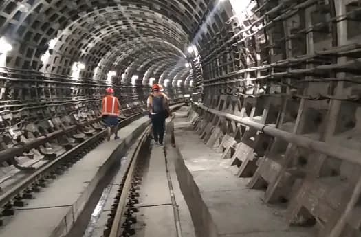 tryvaie-zasypka-kotlovanu-u-kyievi-zavershuietsia-vidnovlennia-tuneliu-metro-mizh-demiivskoiu-ta-lybidskoiu