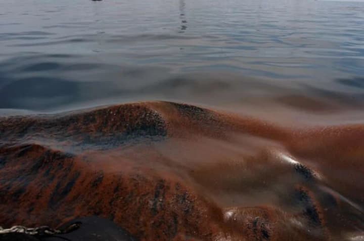 in-the-red-sea-attempts-are-being-made-to-prevent-oil-leakage-from-a-tanker-hit-by-houthis