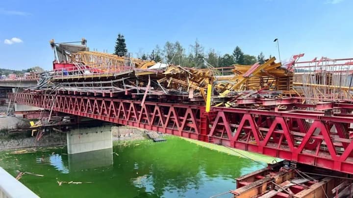 in-germany-a-crane-falls-on-a-bridge-one-dead-two-injured