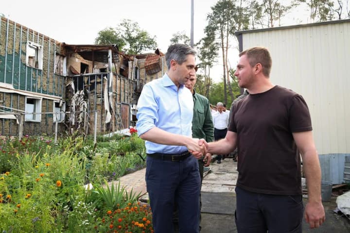 premer-irlandii-nesmotrya-na-vozdushnuyu-trevogu-posetil-kievskuyu-oblast-pobival-v-borodyanke-i-gostomele