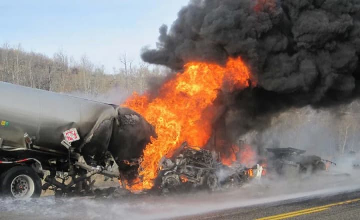 48-liudei-zahynuly-u-zitknenni-benzovoza-z-vantazhivkoiu-v-niherii