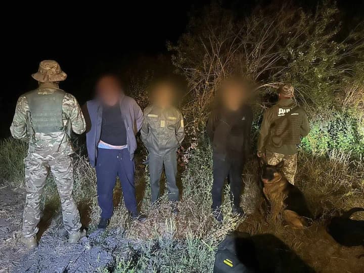 zupynyly-za-dopomohoiu-poperedzhuvalnykh-postriliv-poblyzu-uhorskoho-kordonu-zatrymaly-trokh-cholovikiv