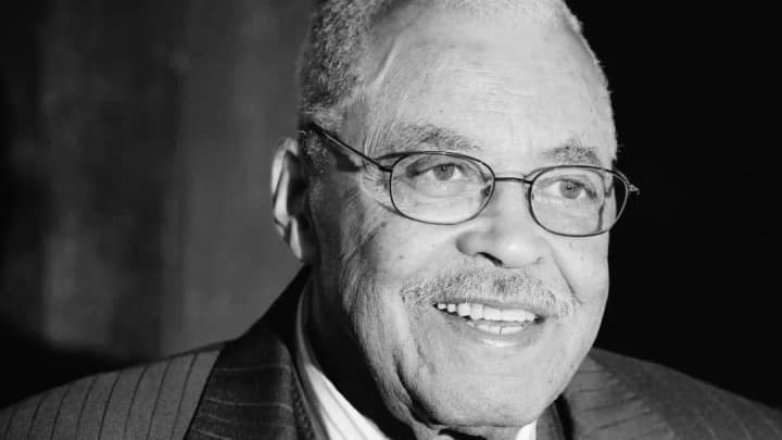 pomer-lehendarnyi-aktor-dzheims-erl-dzhons-u-vitsi-93-rokiv