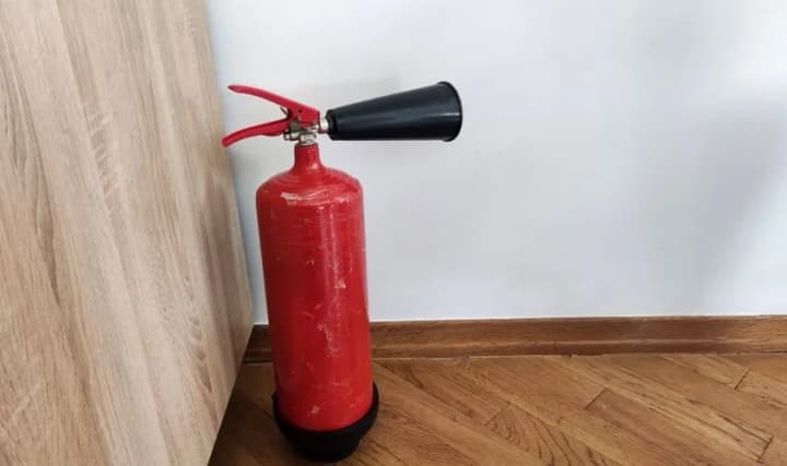 v-ukritii-kolledzha-vo-lvove-upal-i-sdetoniroval-ognetushitel-chetvero-uchenits-v-bolnitse