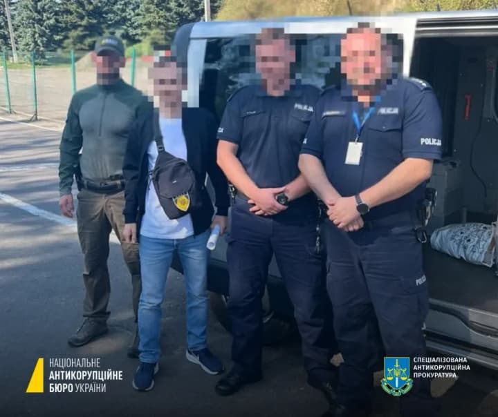 z-polshchi-v-ukrainu-ekstraduvaly-pidozriuvanoho-u-spravi-zavolodinnia-budivliamy-natskinemateky-nabu--2