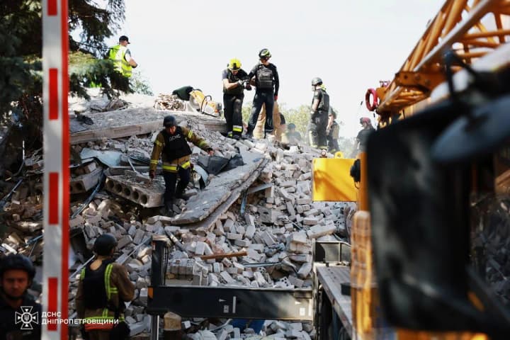 russian-strike-on-kryvyi-rih-search-for-a-person-under-the-rubble-continues