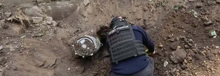 it-fell-into-the-yard-and-miraculously-did-not-explode-sappers-defused-a-500-kilogram-bomb-in-kharkiv-region