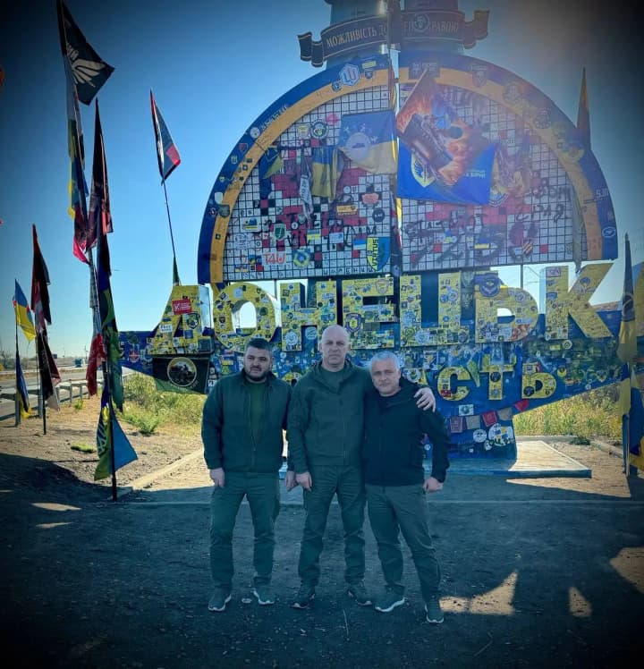 kiper-vidvidav-donechchynu-zustrivsia-z-biitsiamy-ta-ohlianuv-budivnytstvo-fortyfikatsiinykh-sporud