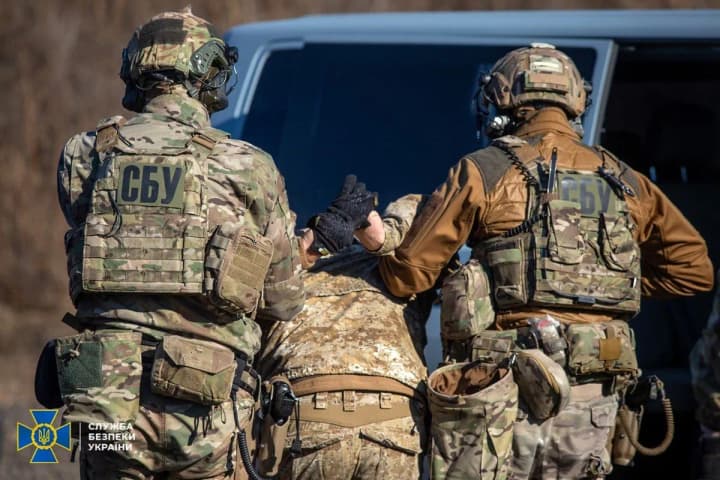 na-sumshchyni-vykryto-viiskovosluzhbovtsia-yakyi-poshyriuvav-informatsiiu-pro-roztashuvannia-viisk