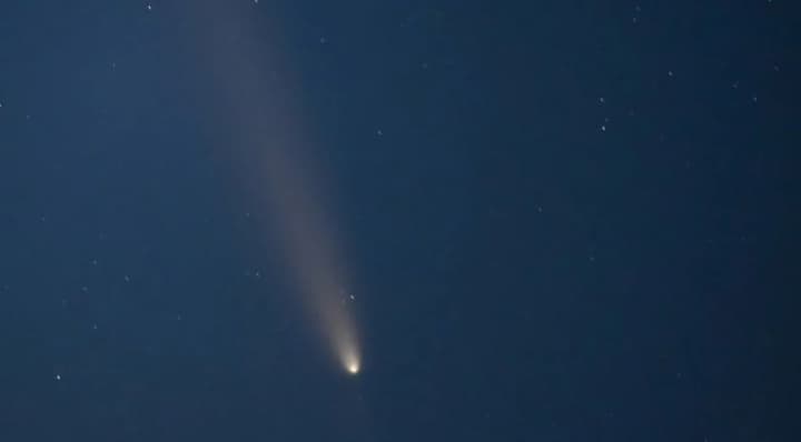 hungary-captures-the-brightest-comet-in-more-than-10-years-on-photos-and-video