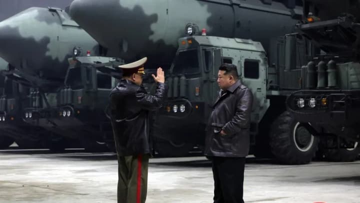 kim-jong-un-visits-intercontinental-ballistic-missile-base-bloomberg