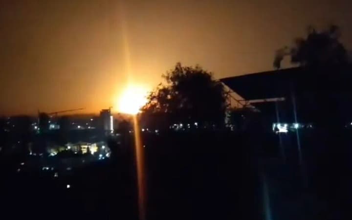 siriya-utverzhdaet-ob-izrailskikh-udarakh-po-damasku-i-voennoi-baze-vozle-khomsa-govorit-o-pogibshem-voennom-i-7-ranenikh--2