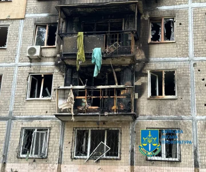 u-kyievi-vriatuvaly-pukhnastyka-z-kvartyry-yaka-vyhorila-pislia-ataky-droniv