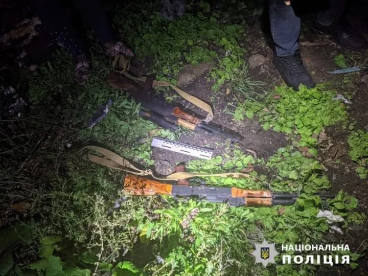 man-walked-around-village-with-two-assault-rifles-in-odesa-region-he-was-detained