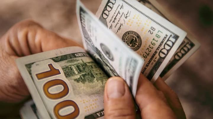 kurs-valiut-na-4-lystopada-dolar-ta-yevro-rostut