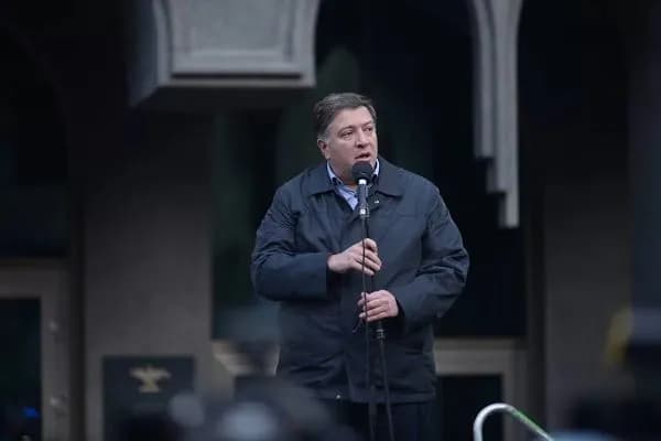 bivshemu-meru-tbilisi-zablokirovali-schet-iz-za-poezdki-v-avtobuse-zaitsem