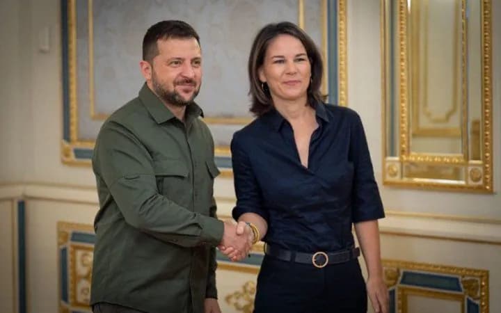 zelenskii-i-berbok-v-kieve-obsudili-puti-davleniya-na-rf