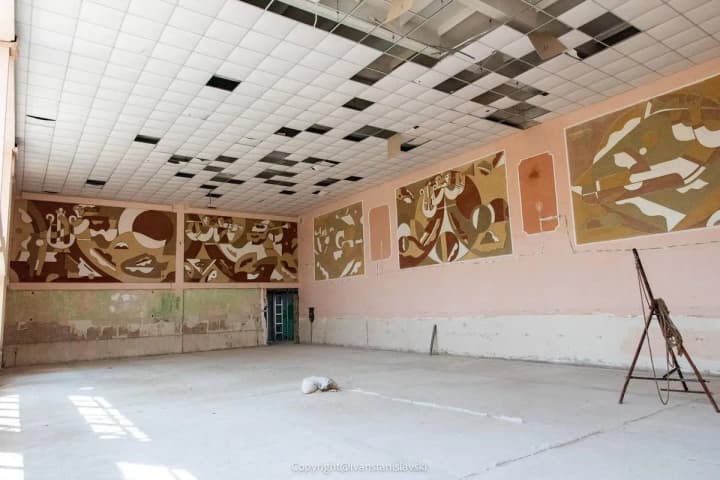 occupants-destroyed-monumental-panels-in-mariupol-city-council