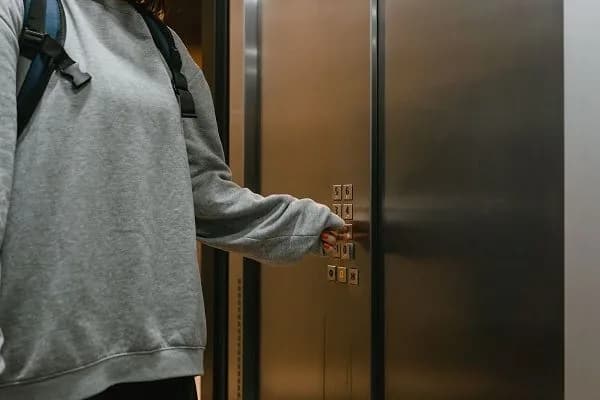 in-lubny-elevators-stopped-working-because-the-only-specialist-in-their-maintenance-was-mobilized