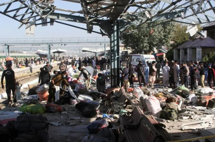 suicide-bomber-staged-a-terrorist-attack-at-a-train-station-in-pakistan-dozens-dead-and-wounded