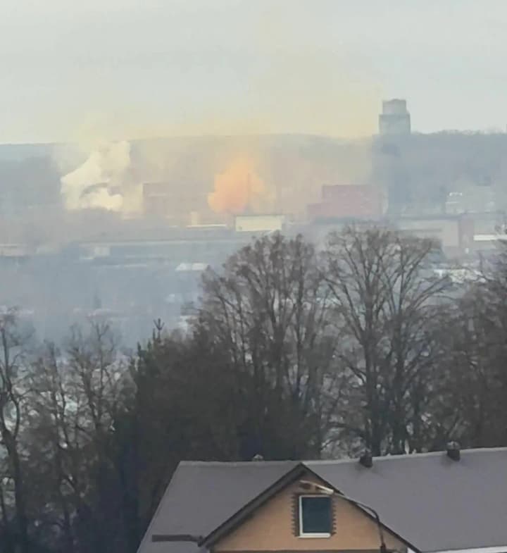 ataka-droniv-aleksinskyi-khimkombinat-u-rf-vybukhaie-ta-dymyt-dzherela